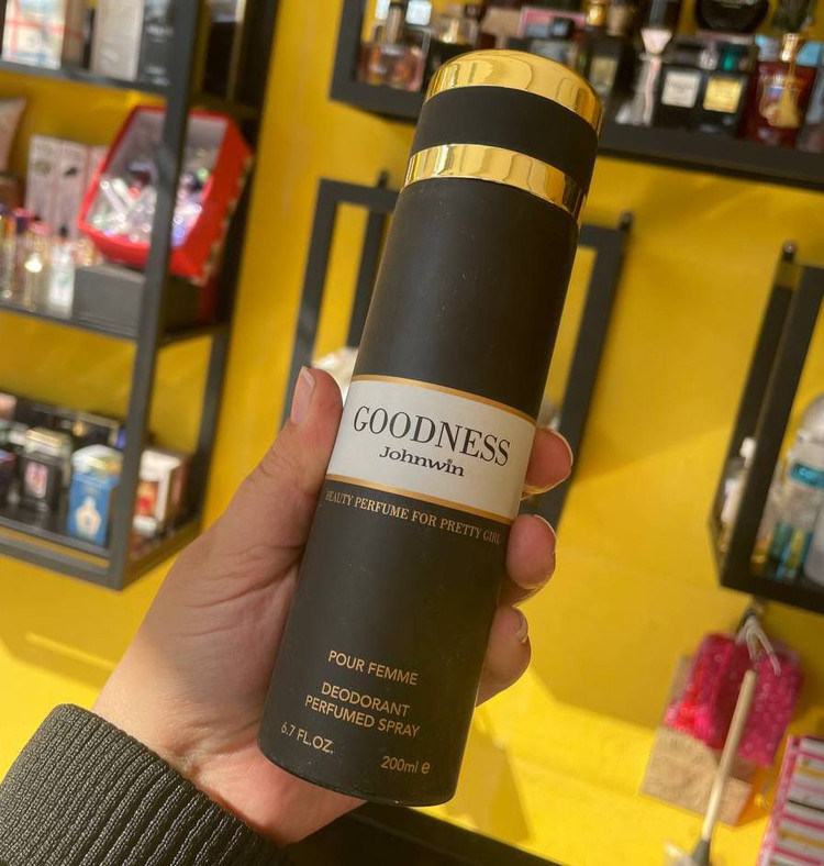 اسپری بدن خوشبوکننده بدن حجم ۲۰۰میل فروشگاه پرفیوم رایحه