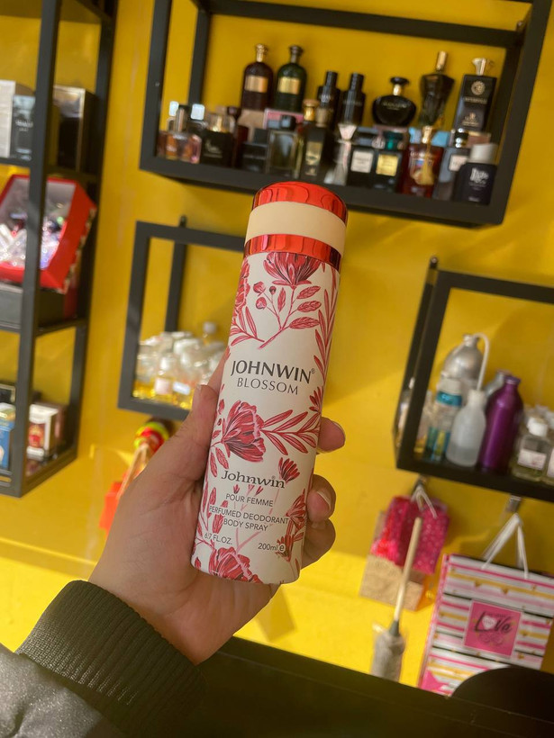 اسپری اسپری بدن خوشبو کننده بدن رایحه گوچی بلوم زنانه جانووین حجم۲۰۰میل فروشگاه پرفیوم رای