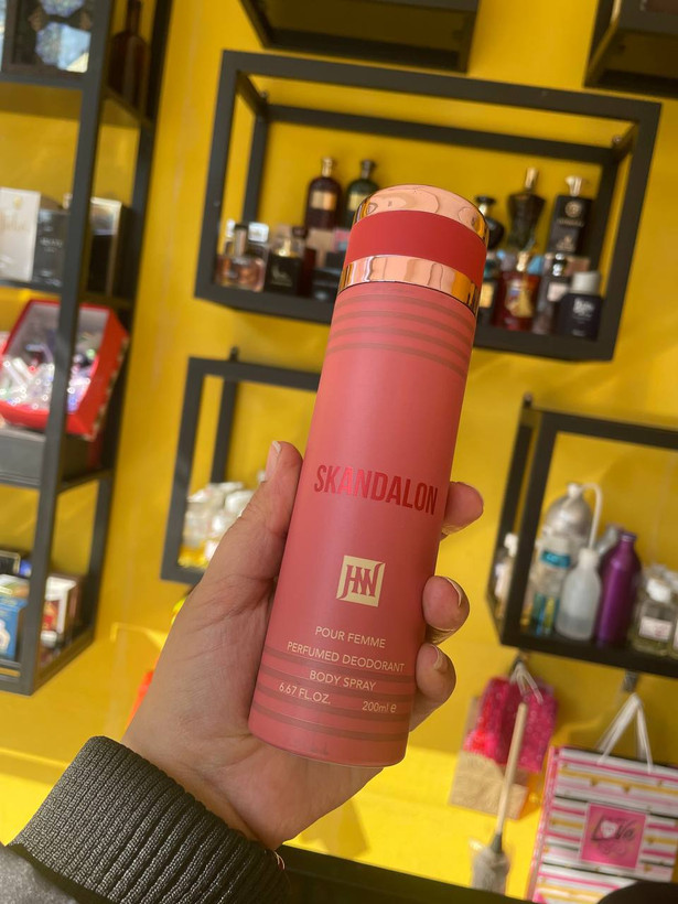 اسپری اسپری بدن خوشبو کننده بدن رایحه اسکندال زنانه جانووین حجم۲۰۰میل فروشگاه پرفیوم رایحه